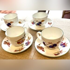 Vintage 1986 Royal Worcester Evesham Vale Cups and Saucers Set of 4